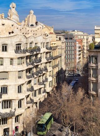 Situato nell emblematico quartiere dell Eixample, l hotel sorge a un isolato dell elegante Passeig de Gràcia, dove si trovano le più rinomate boutique di lusso, i ristoranti e uno straordinario