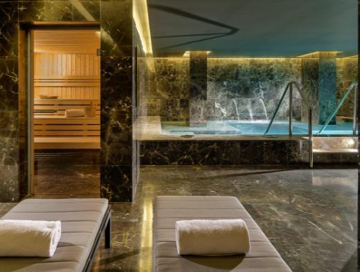 Experience pool, sauna finlandese e zona relax con lettini.