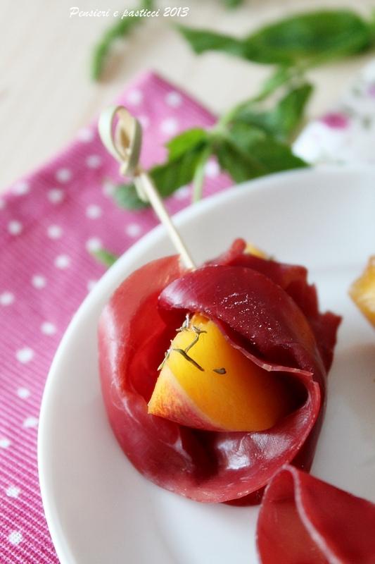 Bocconcini di pesche e bresaola al tè Da Hong Pao, profumati al timo