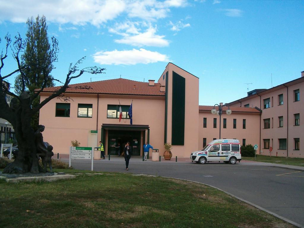 Riconfigurazione dei singoli Ospedali Ospedale di San Giovanni in Persiceto 1. Ospedale San Giovanni in Persiceto Riconfigurato come Ospedale Spoke Chirurgiche presso Osp. Bentivoglio 2.