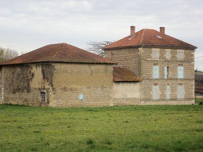 Costruzione in ciottoli di pietra e pisé, comune