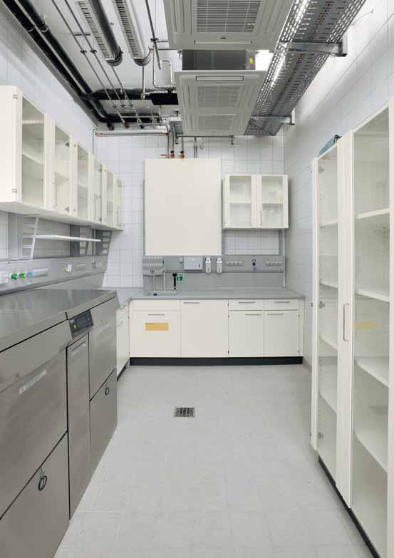 100 m² Tipo di laboratorio: Laboratori di ricerca Dotazione: Cappe chimiche da banco Secuflow con regolatore dell aria viziata Airflow