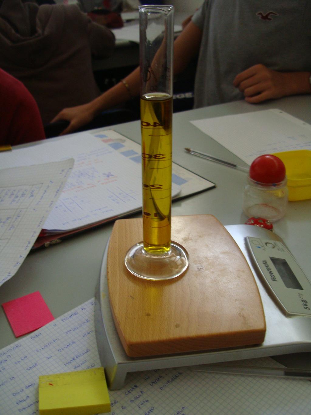 Seconda attività Viene proposta una seconda esperienza, con acqua e olio. Dopo avere fatto la tara, si riempie un cilindro di olio (50 ml) e si pesa.