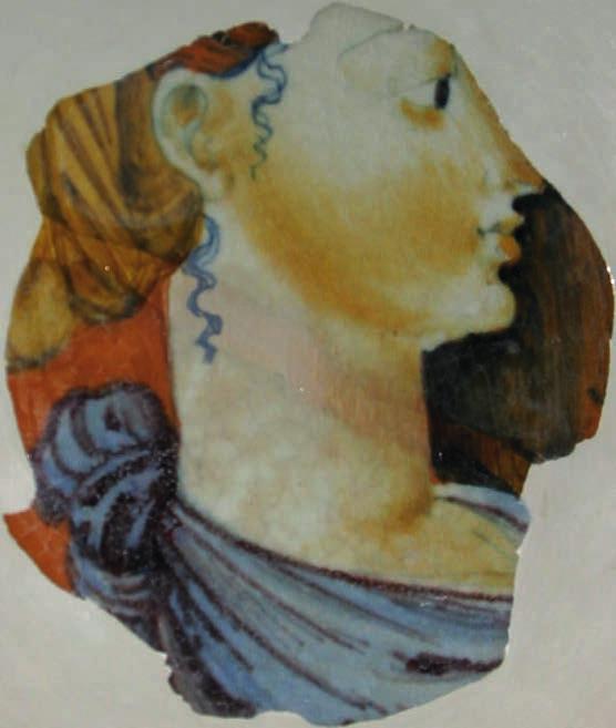 Il volto della giovane donna richiama i ritratti all antica dove la veste che cinge i seni è raccolta sulle spalle e legata con un nodo dietro al collo.