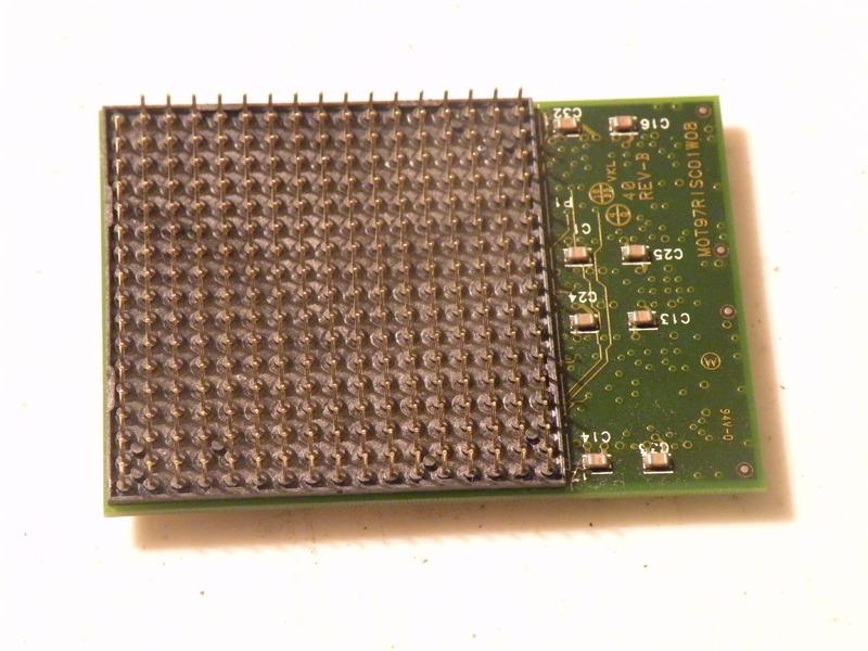 Passo 6 La CPU: un Motorola XPC750MIP400CM (400Mhz PowerPC 750 / G3) con 1 MB di cache di livello 2.
