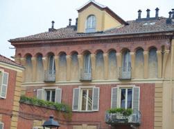 In piazza Medici, all angolo opposto rispetto la Torre Trojana.
