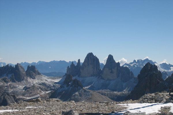 Le Tre Cime, che sono state scenario di guerra tra l'italia e l'austria- Ungheria durante la prima guerra mondiale, sono probabilmente la formazione rocciosa più famosa delle Dolomiti.