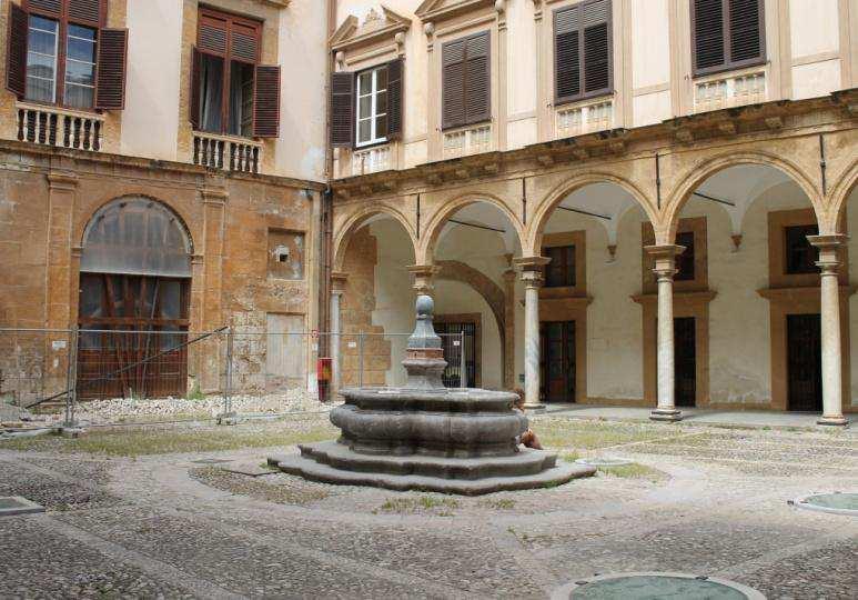 Agli inizi del Cinquecento, il palazzo Reale torna a essere sede di un istituzione con l insediamento del Tribunale del Santo Uffizio, che occuperà il palazzo fino al 1553, anno in cui il viceré Juan