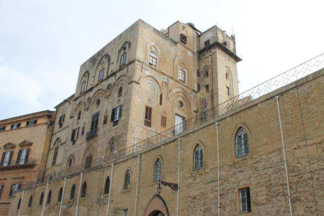 Quanto riportato nei documenti sembrerebbe confermato osservando oggi la parte di prospetto che va dalla porta di San Michele fino all angolo con la via Vittorio Emanuele dove è possibile