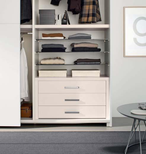 The internal 3-drawer pack and the glass shelves allow for better planning of the