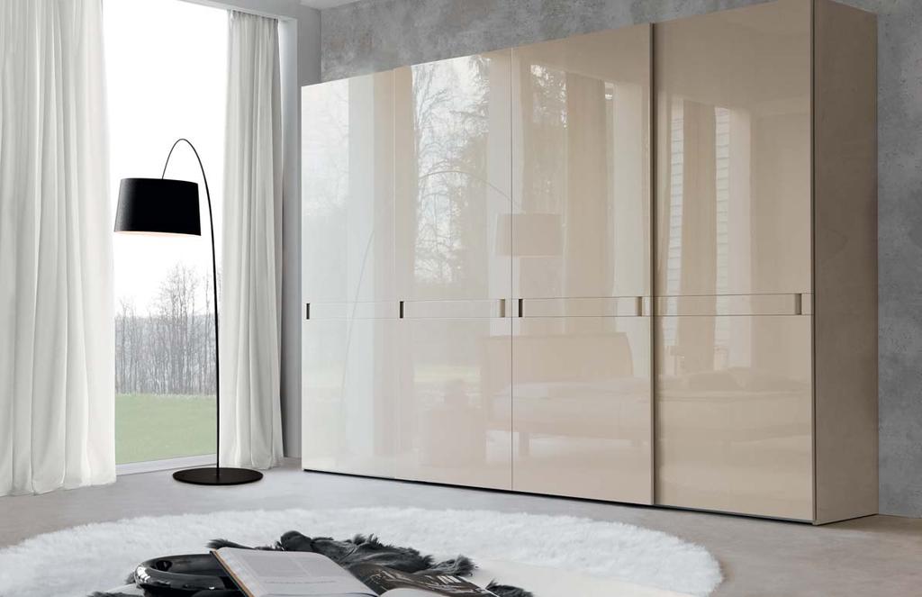 discovery armadio ante scorrevoli Luxor, fianchi, pannelli e maniglie in laccato lucido sabbia. L. 386,5 cm discovery wardrobe with sliding doors Luxor, sides, doors and handles sabbia high gloss lacquered.