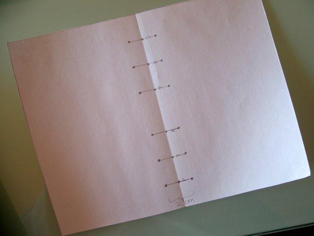Tagliare un foglio di carta a misura delle pagine interne e preparare una mascherina che servirà