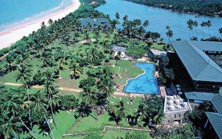 SRI LANKA Bentota Beach Hotel Situato in una posizione particolarmente suggestiva, il resort si distingue per l architettura ispirata allo stile di un antico forte olandese che ricrea il fascino di