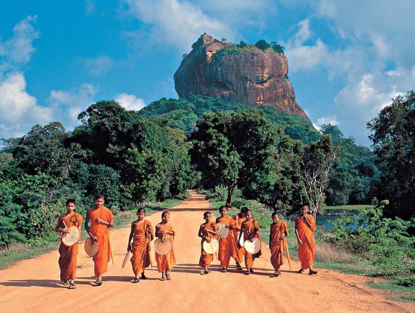 Sri Lanka Sino al 1972 era nota come Ceylon, ma per la sua forma particolare e la sua vicinanza all India le è valso l appellativo romantico di lacrima dell India.