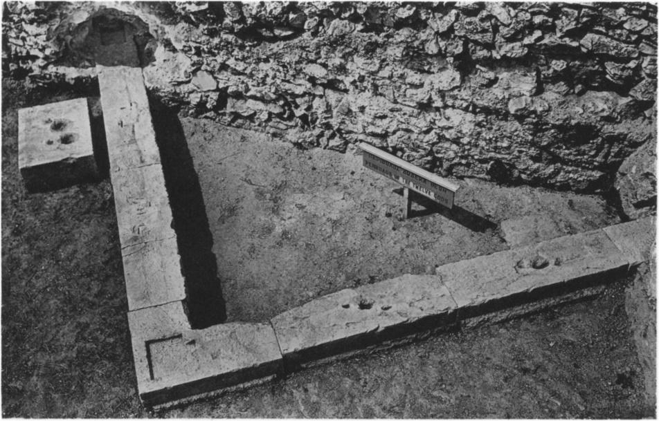 Fig. 21 - Zoccolo superiore del parapetto di II Fase nell angolo sud-ovest, da