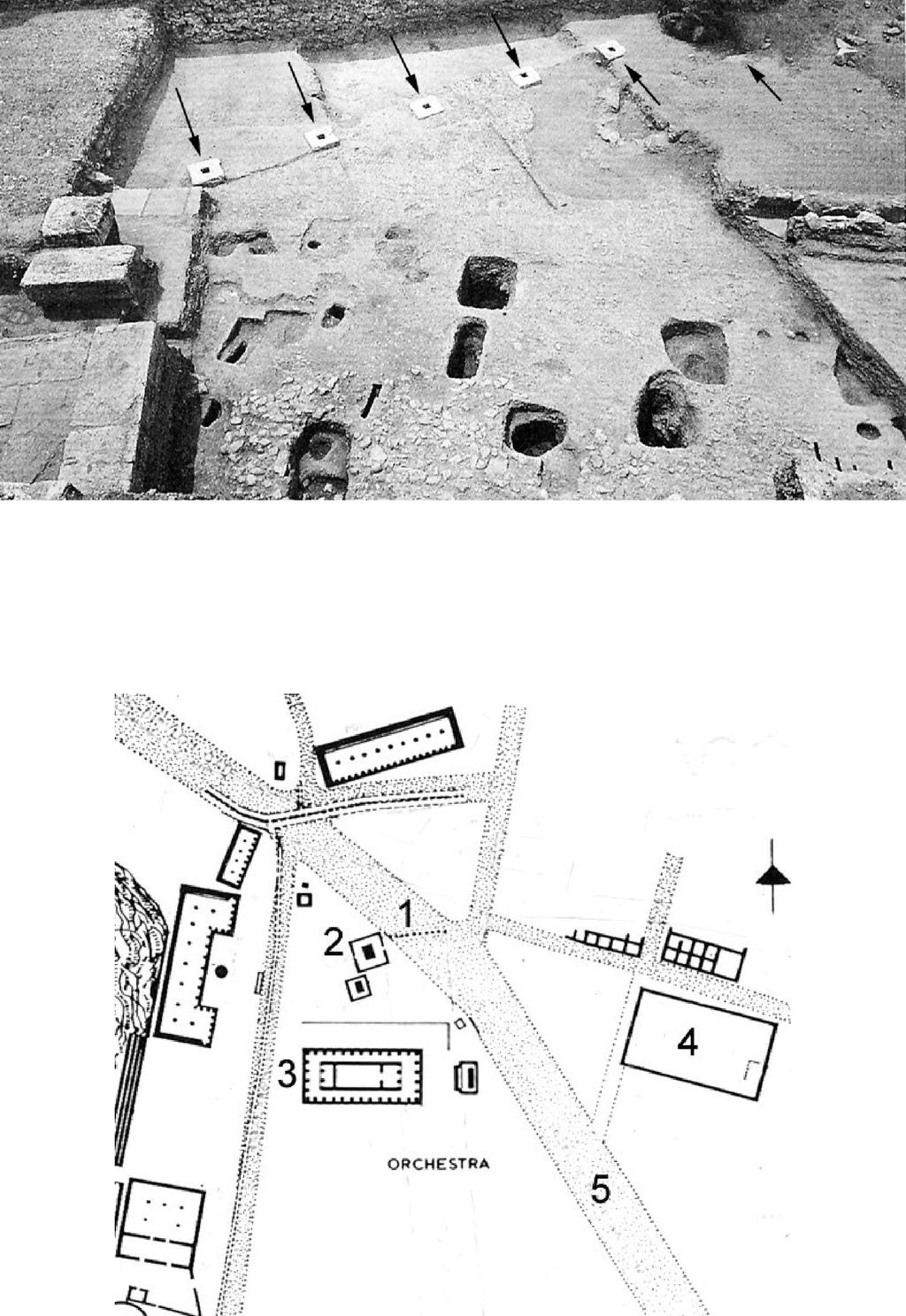 Fig. 41 - Rinvenimento di cinque basi quadrate (indicate dalle frecce in nero) durante lo scavo del 1974 (Lippolis 2006) Fig.