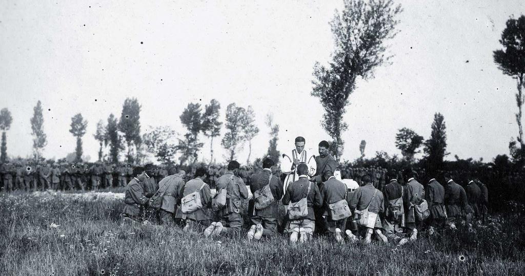 6 Il 141 fanteria fino a quest'epoca andava orgoglioso di ben dodici sezioni di mitragliatrici austriache, armi le quali, catturate al nemico nei combattimenti sul Carso, erano state poi rivolte a