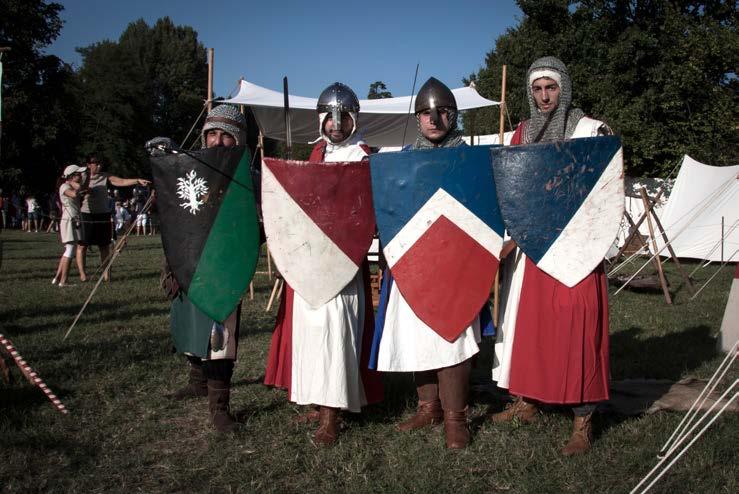 condurre la guerra nel medioevo e l'utilizzo delle armi esposte, invitando i visitatori a toccare con mano e