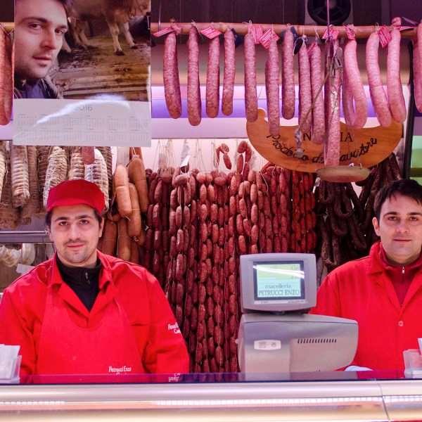 http://sosteniamoarquata.it/prodotto/prosciutto/ Emanuele e Alessandro gestiscono da anni con passione la macelleria del padre a Trisungo. La loro filosofia: puntare sulla genuinità delle carni.