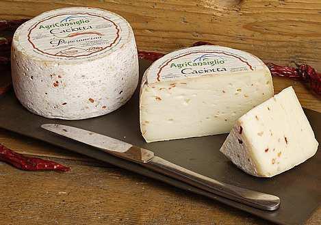 stagionatura, creano questa "velatura" di color bianco candido. Al gusto si presenta dolce, con sentori di burro crudo e latte grasso.