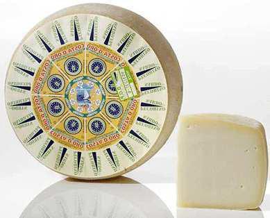 Codice articolo: 453 Peso per pezzo: 3,60 kg Pezzi per cartone: 4 90 giorni minimo PECORINO SARDO DOP FRESCO COSTA D ORO Il Costa d'oro è un formaggio a base di latte di pecora sardo selezionato