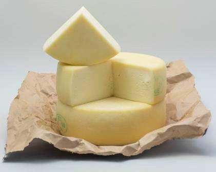 FORMAGGIO VALDEGANO Il formaggio VALDEGANO prende il nome dalla valle in cui è situato il caseificio. E prodotto con latte pastorizzato e dopo una breve stagionatura è pronto al consumo.
