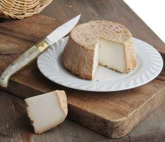 RICOTTA AFFUMICATA DI MONTAGNA GR.800 Ricavata dal siero residuo della lavorazione del formaggio, con aggiunta di latte, fatto bollire e coagulare con aggiunta di acido citrico.