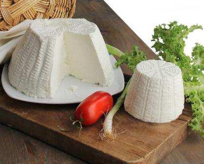 Ottima grattugiata sugli gnocchi Codice articolo: 1215 Peso per pezzo: 800 gr Pezzi per cartone: 4 90 giorni RICOTTA AFFUMICATA DA TAVOLA E un prodotto tradizionale del Friuli, regione certamente