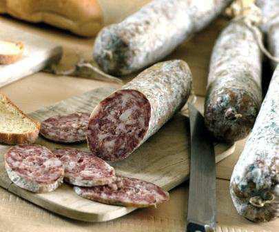 Codice articolo: 877 Peso per pezzo: 0,70 kg 2 45/60 giorni SALAME AFFUMICATO CARNIA Prodotto nel cuore della Carnia questo salame prodotto artigianalmente viene poi delicatamente affumicato