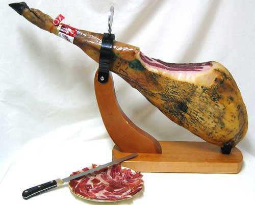 JAMON IBERICO DE BELLOTA PATA NEGRA Il pata negra o jamon iberico è un prodotto unico, un cibo squisito per le sue altissime qualità organolettiche e il suo sapore che riunisce tutte le qualità di un