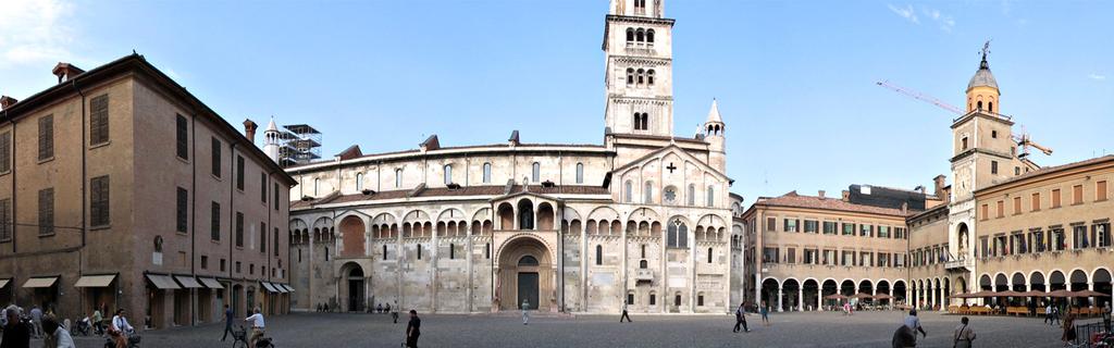 Vista prospettica sud della cattedrale metropolitana di Santa Maria Assunta in Cielo e San Geminiano sita in piazza Duomo chiamata comunemente Duomo di Modena.