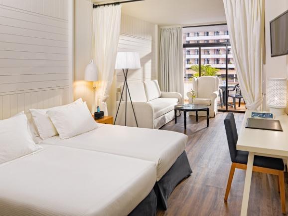 Junior Suites: camere che includono una zona soggiorno adiacente con divano letto e terrazza con