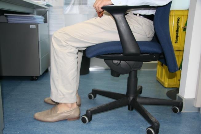 L'altezza della vostra sedia deve essere regolata in modo che il piano della seduta stia al di sotto della vostra rotula quando siete in piedi.