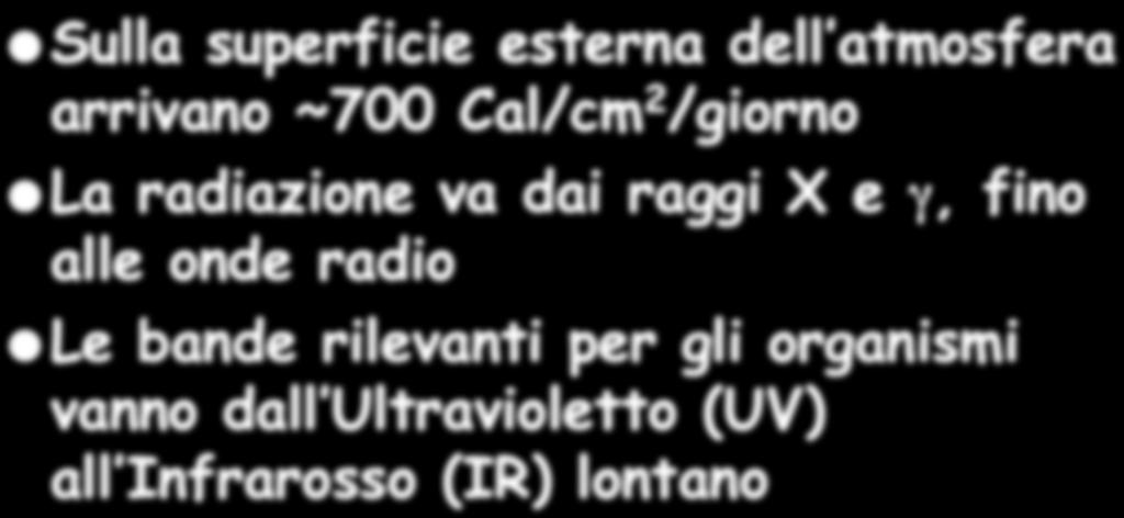 La radiazione luminosa Sulla superficie esterna dell atmosfera arrivano ~700 Cal/cm 2 /giorno La radiazione