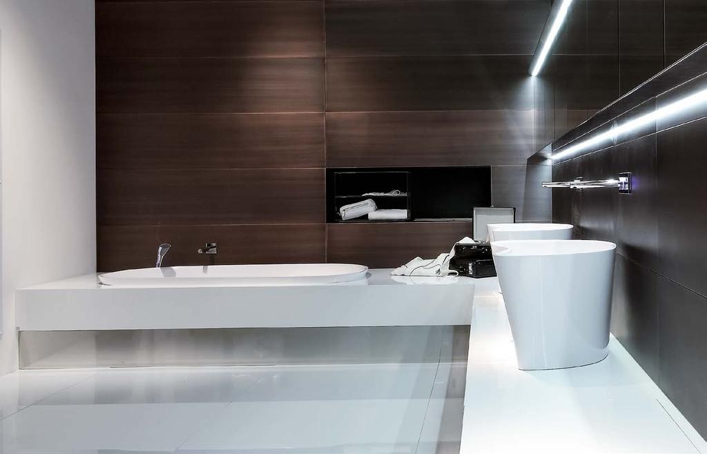 On the opposite page, configured composition with integrated bathroom fixtures and shower. Washbasins and shower plate in Ceramilux. LEVEL 45 depth is 56 cm.