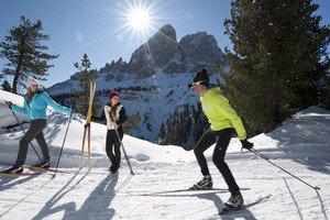 paesaggio alpino di grande suggestione. La Sella Ronda è un'escursione d'alta montagna relativamente facile. Il percorso complessivo del giro, fra impianti e piste è di ca.