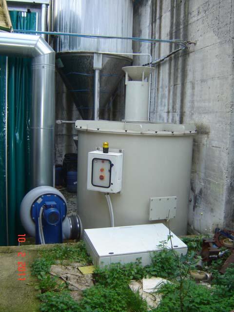 Sistema filtrante Nella linea fanghi il controllo degli odori molesti provenienti dal locale disidratazione fanghi viene attuato mediante un sistema di filtrazione dell aria impiegando dei filtri a