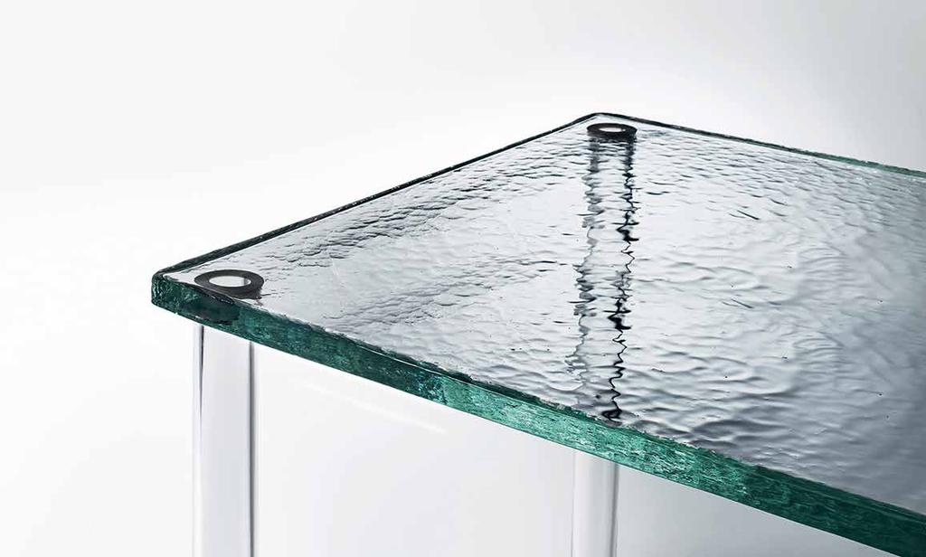 NESTING Ronan & Erwan Bouroullec 16 Tavoli alti e bassi realizzati interamente in vetro di Murano, dalla forza materica e plasticità straordinarie.