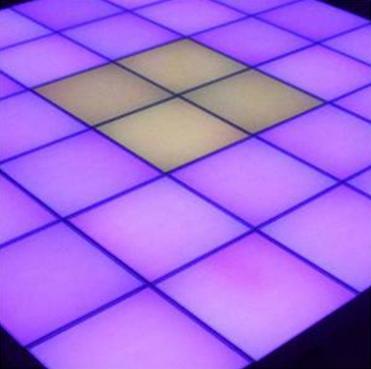 Esempio di realizzazione: Utilizzando Piastrelle a LED di diverso colore è possibile creare originali effetti luminosi nelle nostre pavimentazioni.