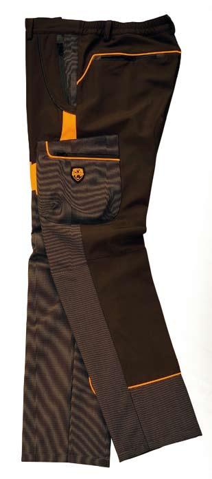 chiusura a zip, due tasche interne con zip. Taglie disponibili 46 62 ART. 9304 WILD BOAR VEST Vest for wild boar hunting made of a combination of three different wear-resistant fabrics.