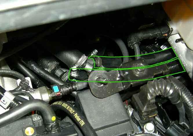 Montare sul filtro la fascetta gommata unita alla staffa per il fissaggio nel vano motore (fig. 10). VASCHETTA LIQUIDO IDROGUIDA VITE DI FISSAGGIO Fig.