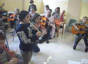 Otto alunni su diciotto possiedono o suonano uno strumento musicale; quello più utilizzato è la chitarra.
