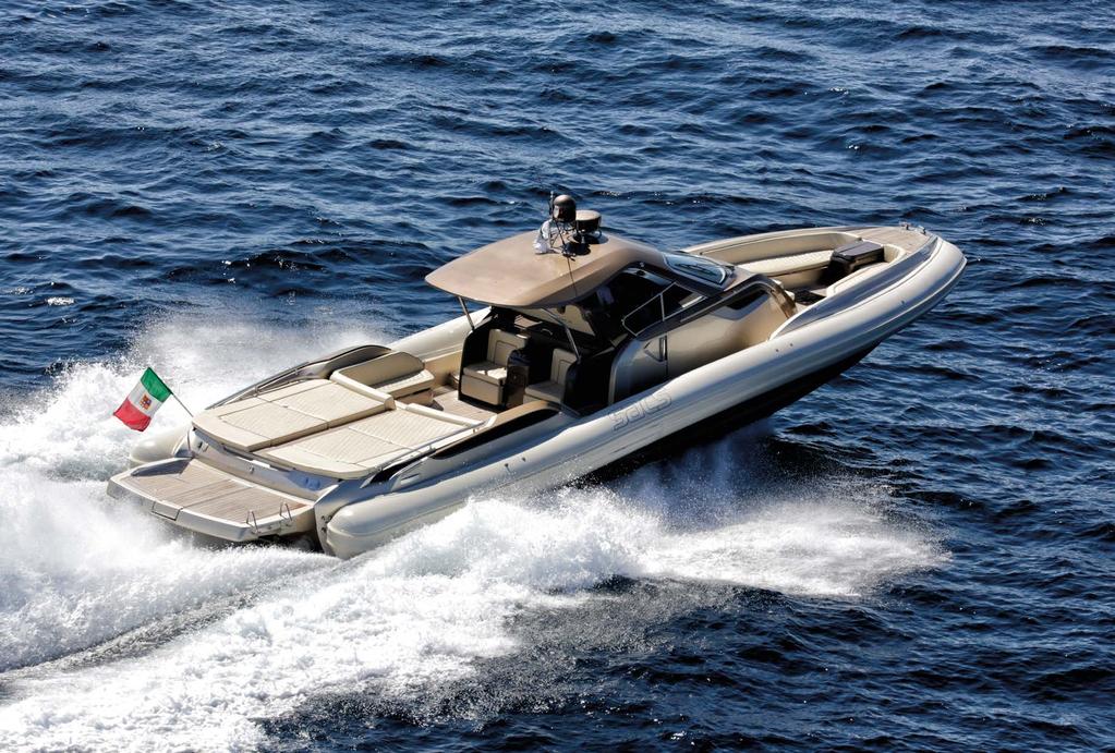 DICIOTTO COME O PIU DI UNO YACHT DI LUSSO Si può definire gommone per la presenza dei tubolari, ma in realtà è un concept nautico evoluto, sviluppato su criteri di sicurezza, esagerazione e fascino.