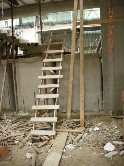 Art.113 (SCALE) Le scale semplici portatili (a mano) devono essere costruite con materiale adatto alle condizioni di impiego, devono essere sufficientemente resistenti nell insieme e nei singoli