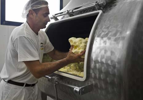 Confezionamento e distribuzione. La nostra Azienda è in grado di produrre giornalmente grandi quantità di formaggi utilizzando solo il migliore latte.