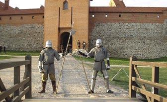 Nel pomeriggio escursione a Trakai l antica capitale del Granducato di Lituania con il Castello di Trakai situato in una isola al centro del lago Galve.