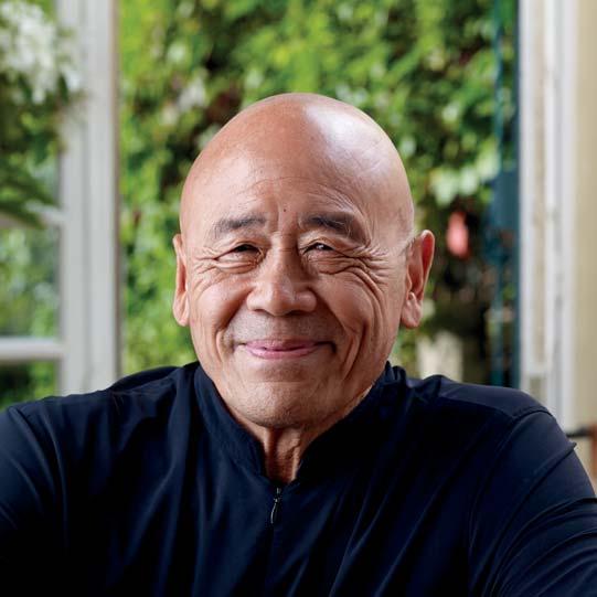 Ken Hom è riconosciuto a livello mondiale come uno dei maggiori esperti della cucina tradizionale cinese e asiatica.