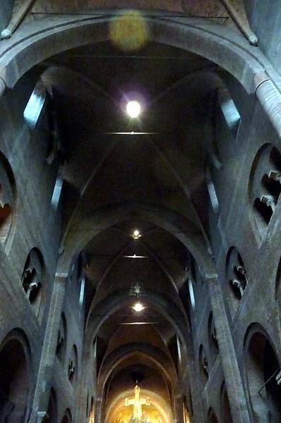 3) DESCRIZIONE SINTETICA (riferimenti storico-artistici-ambientali): La navata centrale presenta quattro grandi campate, di lunghezza doppia rispetto a quelle nelle navate laterali (che sono quindi