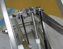 Il meccanismo di sollevamento oleodinamico è garantito grazie ad una pompa idraulica ed è azionato a pedale; l abbassamento è a velocità regolabile.