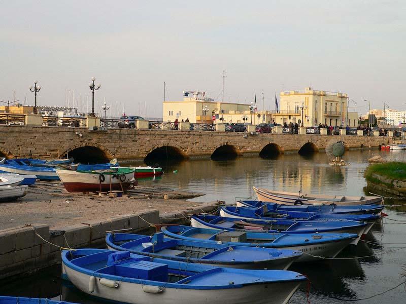 PONTE GIOVANNI PAOLO II A GALLIPOLI (LE) UBICAZIONE E CARATTERISTICHE GEOMETRICHE Il ponte congiunge il centro storico di Gallipoli con la città nuova.